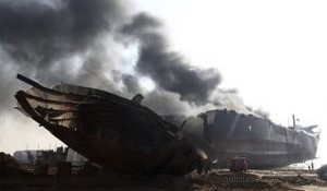 KHI03 GADANI (PAKIST¡N) 01/11/2016.- Una columna de humo negro se eleva sobre un petrolero tras producirse varias explosiones cuando estaba siendo desguazado en la ciudad de Gadani, al oeste de Pakist·n, hoy, 1 de noviembre de 2016. Al menos cinco personas murieron, 54 resultaron heridas y unas 25 permanecen atrapadas tras originarse varias explosiones en el interior de un petrolero que estaba siendo desmantelado, lo que causÛ un incendio en el buque, seg˙n fuentes policiales. EFE/REHAN KHAN