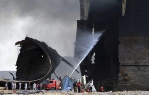 KHI03 GADANI (PAKIST¡N) 01/11/2016.- Bomberos tratan de extinguir las llamas tras producirse varias explosiones en un petrolero cuando estaba siendo desguazado en la ciudad de Gadani, al oeste de Pakist·n, hoy, 1 de noviembre de 2016. Al menos cinco personas murieron, 54 resultaron heridas y unas 25 permanecen atrapadas tras originarse varias explosiones en el interior de un petrolero que estaba siendo desmantelado, lo que causÛ un incendio en el buque, seg˙n fuentes policiales. EFE/REHAN KHAN