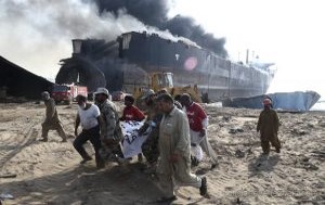 GND05 GADANI (PAKIST¡N) 01/11/2016.- Oficiales de seguridad paquistanÌes trasladan el cad·ver de una vÌctima tras producirse varias explosiones en un petrolero mientras estaba siendo desguazado en la ciudad de Gadani, al oeste de Pakist·n, hoy, 1 de noviembre de 2016. Al menos cinco personas murieron, 54 resultaron heridas y unas 25 permanecen atrapadas tras originarse varias explosiones en el interior de un petrolero que estaba siendo desmantelado, lo que causÛ un incendio en el buque, seg˙n fuentes policiales. EFE/REHAN KHAN