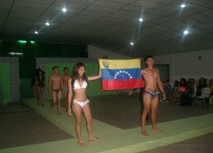 la bandera de venezuela fue cargada por los modelos