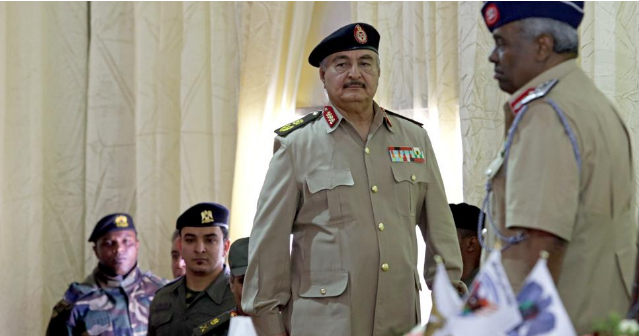 El comandante Khalifa Haftar durante una reunión en Bengazi